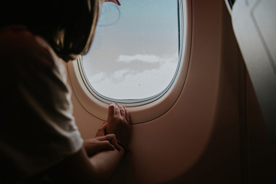 Khách gây tranh cãi vì không chịu che cửa sổ trên chuyến bay