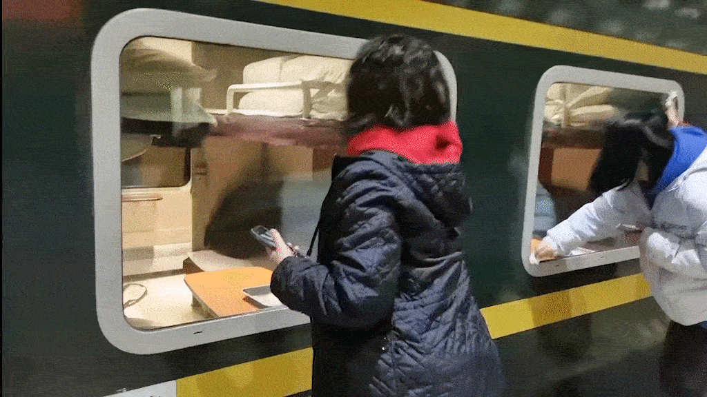 Chuyến tàu du khách tự lau cửa kính ở Trung Quốc