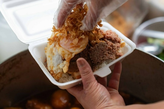 Quán xôi hơn 40 năm giữ chân khách ở vỉa hè phố cổ Hà Nội