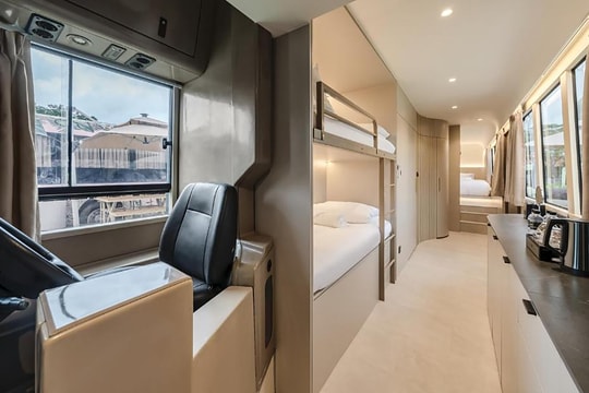 Bên trong khách sạn trên xe buýt ở Singapore