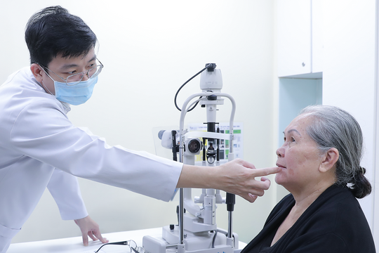 Bệnh chồng bệnh khiến người phụ nữ mờ mắt, cứng cơ mặt