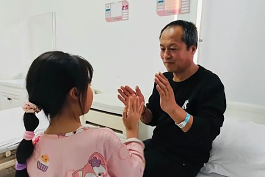 Bé gái 7 tuổi một mình chăm cha trong viện hút 12 triệu lượt xem