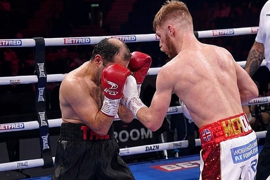 Trận quyền Anh chuyên nghiệp lệch kèo gây chú ý