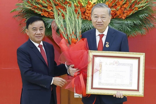 Tổng Bí thư Tô Lâm nhận huy hiệu 45 năm tuổi Đảng