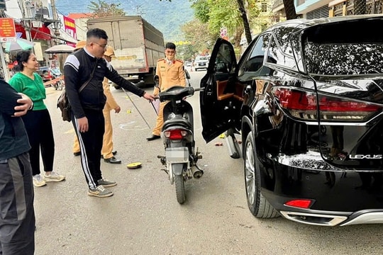 Tài xế bị khởi tố vì mở cửa ôtô làm ngã hai mẹ con đi xe máy
