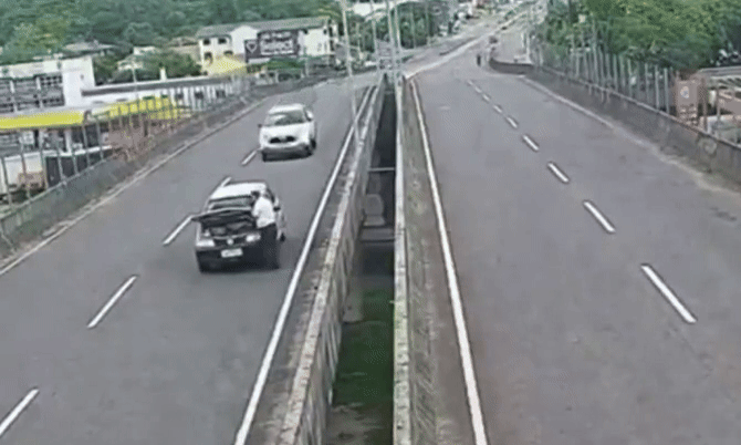 Dừng xe giữa đường, tài xế bị húc rơi khỏi cầu vượt