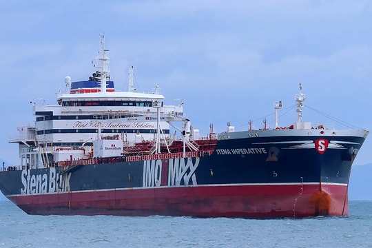 Xuồng vũ trang Iran tiếp cận tàu chở dầu Mỹ