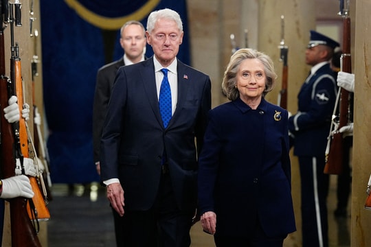 Vợ chồng ông Clinton đồng ý ra điều trần về Epstein