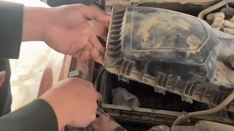 Giấu 7 cây vàng trong hộp lọc gió xe bán tải