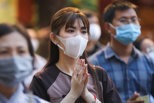 Đề xuất cấm hút thuốc tại đền chùa, bến xe