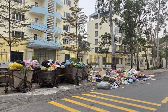 Rác thải chất đống trên đường phố Sầm Sơn