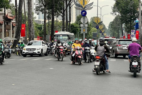 Hai thói quen khi lái xe khiến ngã tư dễ ùn tắc