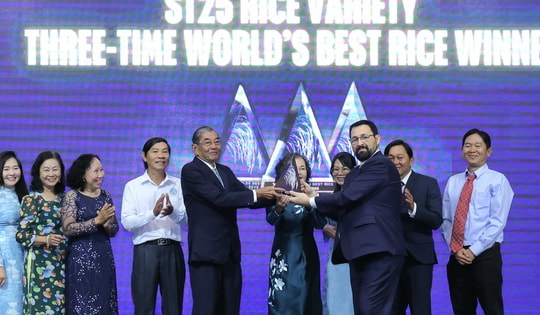 Trao cúp "Gạo ngon nhất thế giới năm 2025" cho ông Hồ Quang Cua