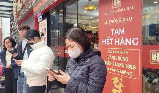 Cửa hàng ra thông báo hết hàng, cả trăm người vẫn ngồi đợi mua vàng, bạc