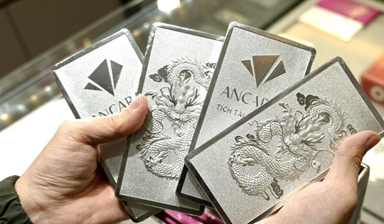 Cuối ngày 3-2, giá bạc phục hồi nhanh nhưng nhiều người vẫn khóc ròng vì "đu đỉnh"