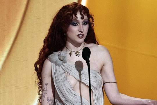 Sao nữ mặc như khỏa thân lên tiếng