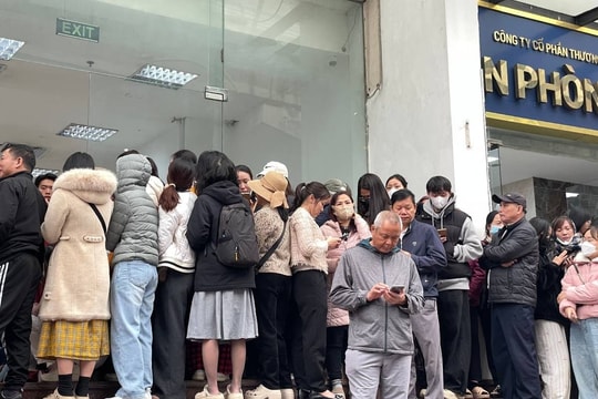 Giá vàng tăng ‘chóng mặt’, người dân vẫn đổ xô mua dù đắt hơn vàng thế giới