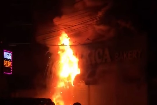 TP Hồ Chí Minh: Cháy tiệm bánh trên đường Đỗ Xuân Hợp, nhiều tài sản bị thiêu rụi