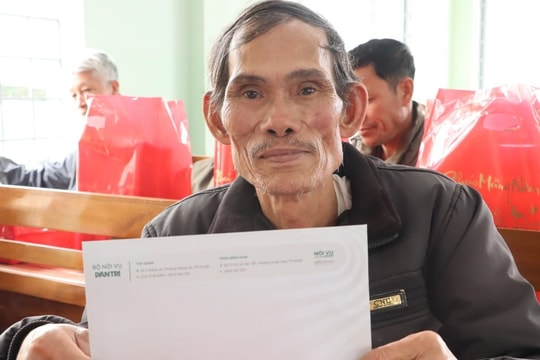 "Nhận quà Tết từ Dân trí, bà con rất ấm lòng"