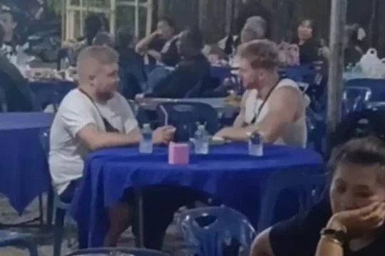 Khách Tây nhầm đám tang là nhà hàng, được gia chủ mời ăn