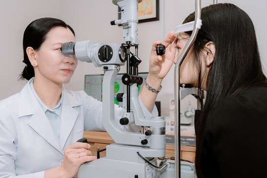 Thức khuya, nghiện màn hình - 'combo' tàn phá mắt