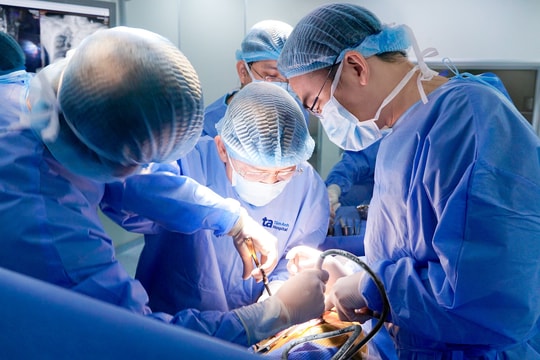 Bắt 16 vít nắn thẳng cột sống vẹo lệch của bé gái