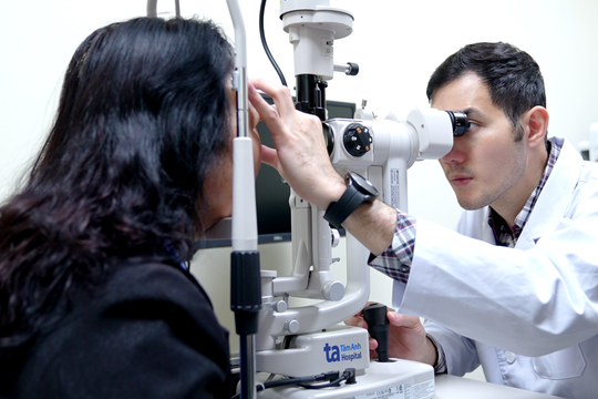 Dấu hiệu cảnh báo thoái hóa điểm vàng