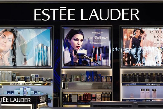 Estée Lauder bị phạt 750.000 CAD vì bán mỹ phẩm chứa 'hóa chất vĩnh cửu'