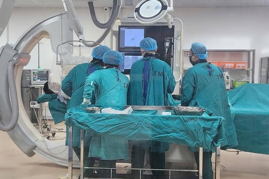 Vỡ gan độ 4 vì tạ rơi trúng bụng