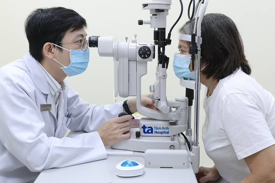 Ba người trong gia đình cùng cận thị, đục thủy tinh thể