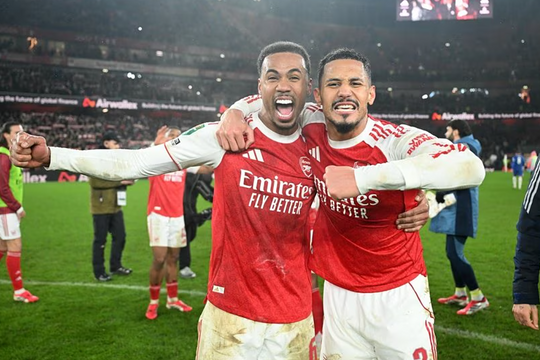 Redknapp: 'Arsenal đủ sức giành cú ăn ba mùa này'