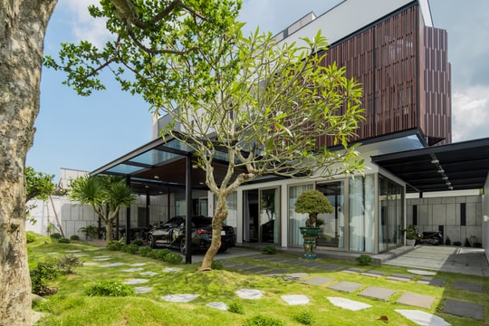 Villa hướng tây giảm nóng nhờ dành nửa khu đất cho sân vườn