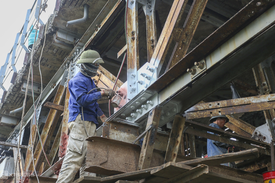 Tàu tuyến Hà Nội - Hải Phòng đón, trả khách tại ga Gia Lâm