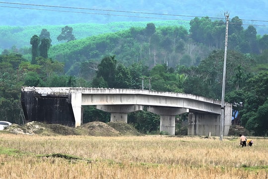 Cầu xây xong rồi bỏ không