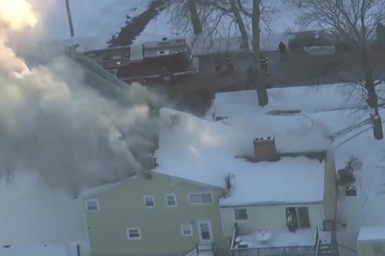 Lỡ tay đốt nhà vì dùng đèn khò dọn tuyết