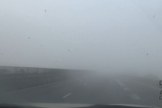 Cấm cao tốc vì sương mù, không khí Hà Nội ô nhiễm nặng