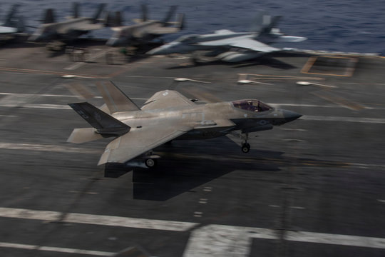 Mỹ tuyên bố bắn rơi UAV Iran áp sát tàu sân bay