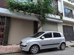 Đỗ ôtô chắn cửa nhà tôi rồi đi uống cà phê vì 'đường không cấm'