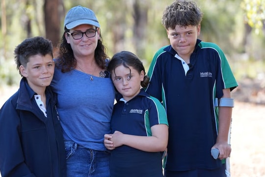 Thiếu niên kể 4 tiếng bơi giữa biển động tìm người cứu gia đình