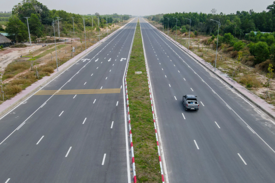 Xe buýt đi sân bay Long Thành nên có làn riêng để đảm bảo đúng giờ'?