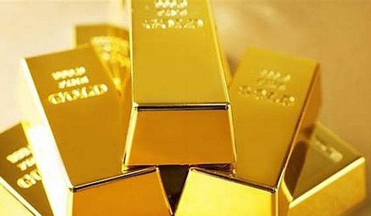 Giá vàng tăng cao, cửa hàng vàng vẫn đông nghẹt người chờ