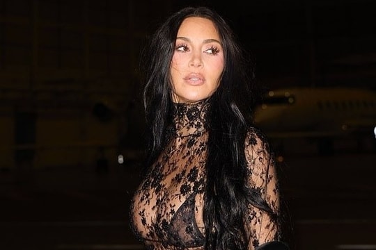 Kim Kardashian mặc xuyên thấu khi hẹn hò