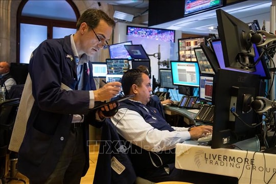 Dow Jones áp sát mức đỉnh lịch sử, cổ phiếu công nghệ tiếp tục bị bán tháo vì nỗi lo AI
