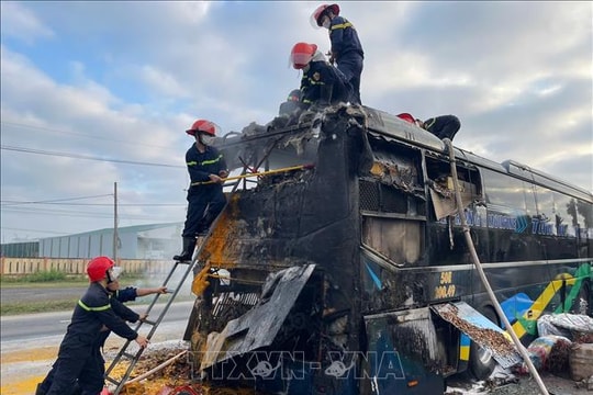 Kịp thời dập tắt đám cháy xe khách