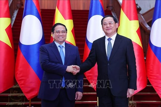 Thủ tướng Phạm Minh Chính gặp Thủ tướng Lào Sonexay Siphandone