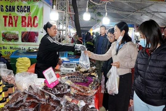 Chợ Tết Công đoàn thiết thực chăm lo người lao động