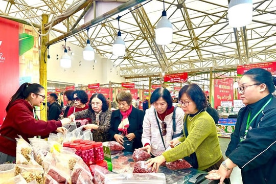 Đặc sản vùng miền hút khách, doanh thu hàng trăm triệu tại Hội chợ Mùa Xuân 2026