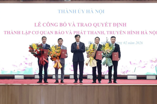 Hà Nội công bố và trao quyết định thành lập cơ quan Báo và phát thanh, truyền hình