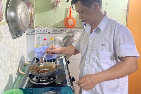 Tiền về quê bằng mấy tháng lương, công nhân nghèo ngậm ngùi đón Tết xa nhà