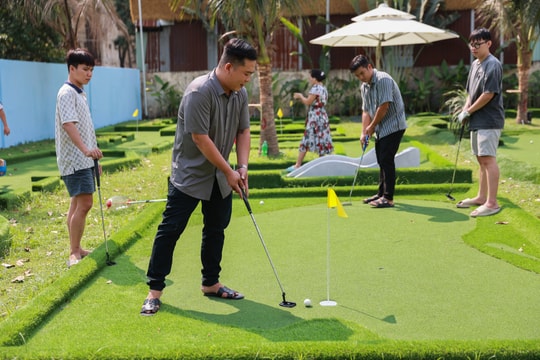 Quán cà phê thiết kế sân golf mini cho khách chơi ở TP HCM